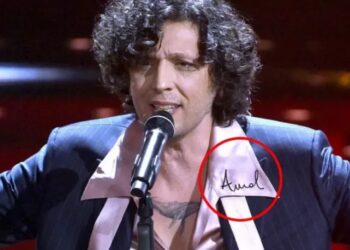 Me emrin “Amal” në jakë, Ermal Meta kthen Sanremon në një akt ndërgjegjeje për fëmijët e vrarë palestinezë!