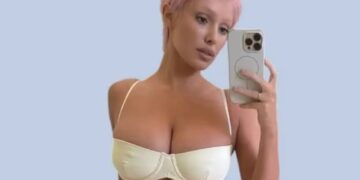 Flokë rozë, recipeta dhe një tjetër provokim global nga Bianca Censori!