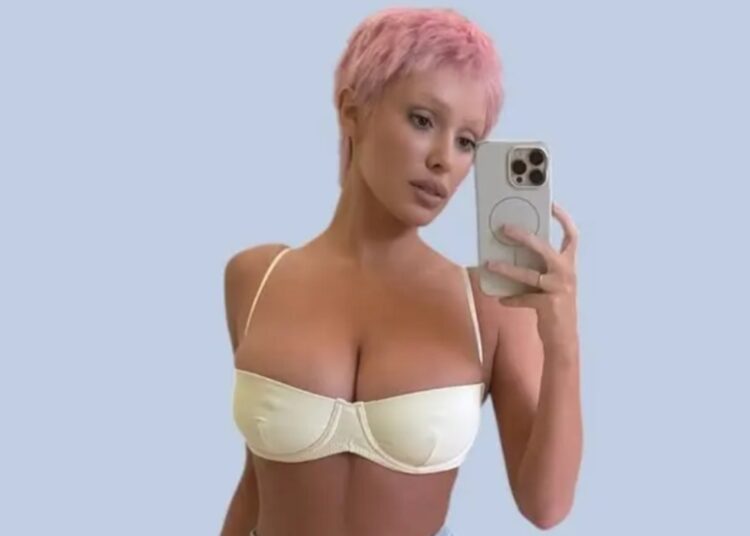 Flokë rozë, recipeta dhe një tjetër provokim global nga Bianca Censori!