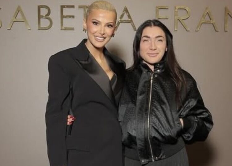 Durrësi në qendër të modës, Marina Vjollca hap dyqanin e ri të Elisabetta Franchi-t!