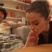 “Lëre se është shumë pis”, Selena i puth këmbët të shoqit pas fotos që u bë virale!