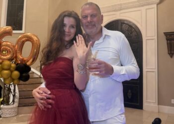 Erolld Belegu i propozon për martesë Diola Dostit në ditëlindjen e tij të 60-të!