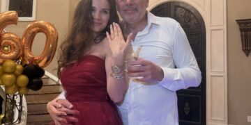 Erolld Belegu i propozon për martesë Diola Dostit në ditëlindjen e tij të 60-të!