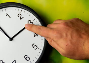 Të dielën ndryshon ora, më shumë dritë, më pak gjumë, një ritëm i ri!