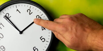 Të dielën ndryshon ora, më shumë dritë, më pak gjumë, një ritëm i ri!