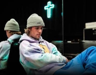 Justin Bieber tani kërkon vetëm një ndihmë, atë hyjnoren!