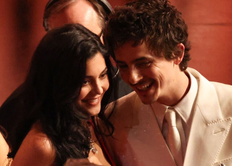 Një tension mes Kylie Jenner dhe partnerit të saj, bëri xhiron e rrjetit!